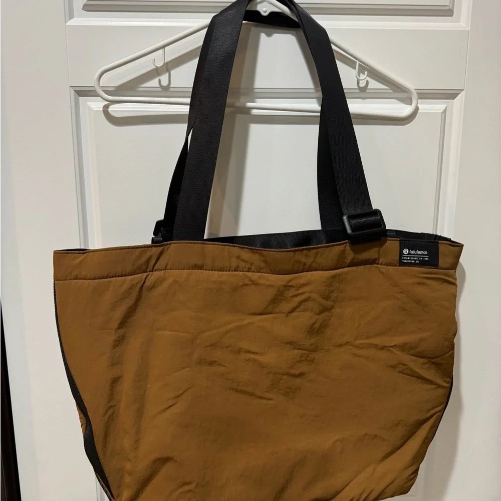 Lululemon Athletica Clean Line 22L Bag - Picture 2 of 8